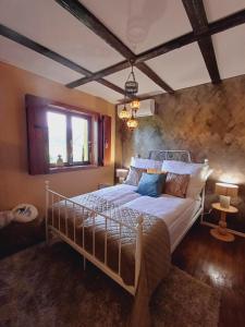 ナジュマロシュにあるFecskefészek vendégházのベッドと窓のある寝室