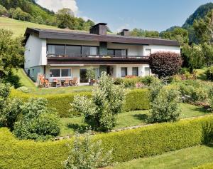 una casa en una colina con jardín en Panoramavilla Bludenz by A-Appartments, en Bludenz