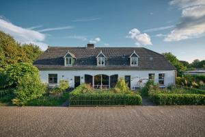 卡茨休维尔B&B Doremi的一栋带有黑色屋顶的白色房子