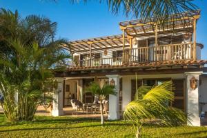 een huis met een balkon erbovenop bij La Quinta Heights -6 Bed Villa-private Pool in San Miguel de Abona