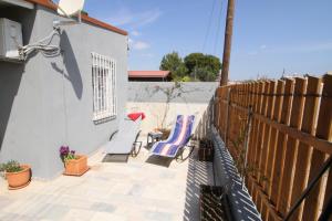 アルテミダにあるGreece Holidays Artemidaのパティオ(椅子2脚、フェンス付) +4枚の写真