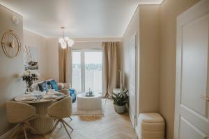 Posezení v ubytování Apartamenty Łódź Agosto Sky Premium Manufaktura Parking Gratis FV