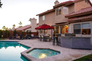 Bazén v ubytování Family Game House Walk To Park & Tennis nebo v jeho okolí