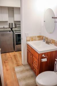 Kuchyň nebo kuchyňský kout v ubytování Family Game House Walk To Park & Tennis