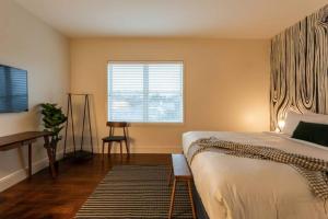 un dormitorio con una cama y una ventana en Heart Of 12 South, Near Downtown, Park Free - #12, en Nashville