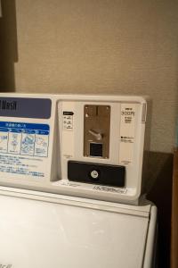 a microwave sitting on top of a refrigerator at Guesthouse 湯本見山 in Hakone