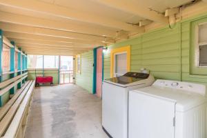 Φωτογραφία από το άλμπουμ του Funky Beach House Steps 2 Ocean Center & Beach σε Ακτή Ντεϊτόνα