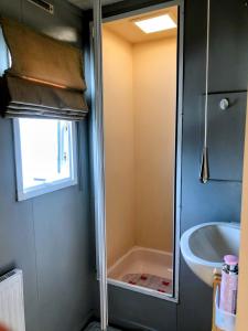 Ένα μπάνιο στο PD Wonderwall Caravan, Direct beach access & Beds made on arrival & GCH