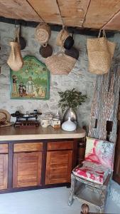 a room with a counter with a chair and a table at LA GARDE ADHEMAR, L'escalier Médiéval in La Garde-Adhémar