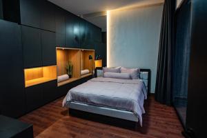 Un dormitorio con una cama grande con armarios negros. en Villa Maya, en Kerobokan 13 fotos más