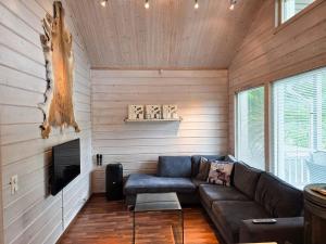 a living room with a couch and a fireplace at Villa Chalet - 10 hlö, Himos Länsihuippu in Jämsä