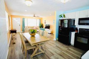 Η κουζίνα ή μικρή κουζίνα στο Pets Ok! Walk To Ocean Center & Beach!