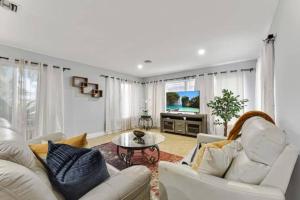 sala de estar con 2 sofás blancos y TV en Casa Punta Plata Pmi Unit 2904, en Hollywood