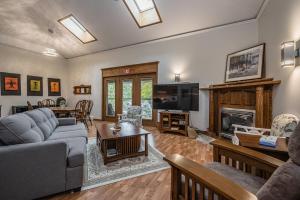 een woonkamer met een bank en een open haard bij Surrounded By Water, W Hot Tub & Lounges in Miller Lake