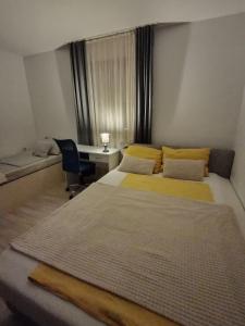 ベオグラードにあるꕤ Comfy Home ꕤ - Make yourself at homeのベッド2台と机と机があるホテルの部屋 +38枚の写真