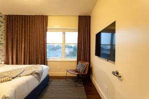Una habitación de hotel con una cama y una ventana. en Heart Of 12 South, Near Downtown, Park Free - #9, en Nashville