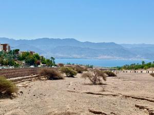 埃拉特על הוואדי的从一座小山欣赏到海景