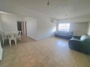 een woonkamer met een bank en een tafel bij Family vacation in Tiberias