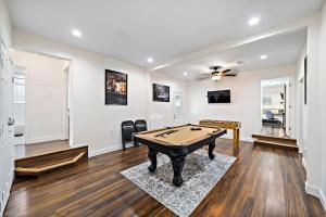 un salon avec une table de billard dans l'établissement Getaway Nr Midtown, Dt, Tsu Hot Tub Game Room, à Houston 25 autres photos