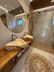 a bathroom with two sinks and a shower at Kryształowy Domek 