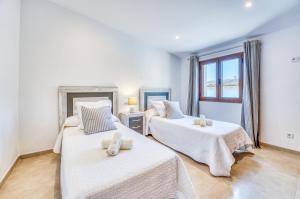 a bedroom with two beds and a window at Ideal Property Mallorca - Villa Placeta in Sa Pobla