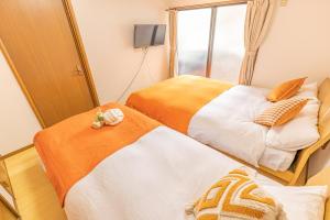 a hotel room with two beds and a mirror at tokyo in Wada