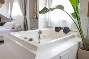 Vannituba majutusasutuses הפנינה הרומנטית - 2 צימרים מהממים עם ג'קוזי ובריכה מחוממת משותפת