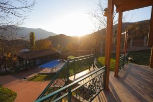 MonasteriSaguleResort的一个带游泳池的别墅的阳台
