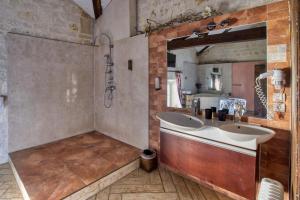 Koupelna v ubytování Domaine des Chais + 54 fotografií