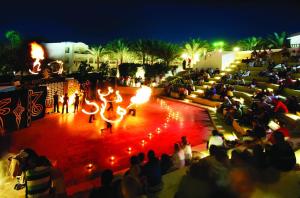 Eine Menge Leute sehen nachts ein Konzert. in der Unterkunft Baron Palms Adults Friendly Only 16 years plus Boutique Hotel Style in Sharm El Sheikh + 29 Fotos