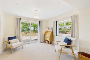 un soggiorno con 2 sedie e un comò di Host & Stay - Merrow Cottage a Great Malvern