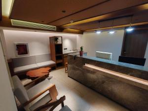 a bar in a room with a counter and chairs at Lushan Youlu Villa in Jiujiang