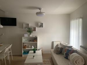 a living room with a white couch and a table at Serendipia in Ávila