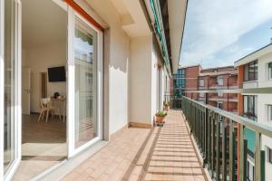 a balcony with sliding glass doors and a desk at Smart Arena Rooms - 10 minuti dall'Arena in Verona