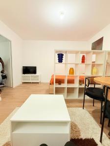 a living room with a white table and a couch at Vases d'honneur HOME proche de Paris et du stade de France in Aubervilliers +10 photos