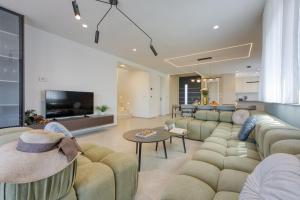 ein Wohnzimmer mit Sofa und Fernseher in der Unterkunft Villa Elisadora in Poreč