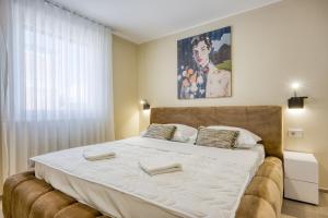 ein Schlafzimmer mit einem großen Bett mit einem großen Fenster in der Unterkunft Villa Elisadora in Poreč + 37 Fotos