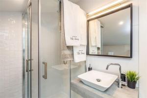 マトゥリにあるLuxury Villa Susanjの洗面台とシャワー付きのバスルーム