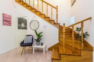 マトゥリにあるLuxury Villa Susanjの階段、椅子、鏡が備わるお部屋