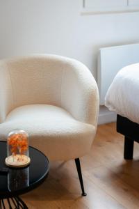 un salon avec une chaise et une table dans l'établissement Le Marie superbe studio au coeur de Rouen, à Rouen