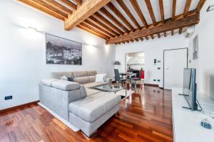 ein Wohnzimmer mit Couch und Tisch in der Unterkunft Medieval Suite in Piazza Trento-Trieste Ferrara in Ferrara