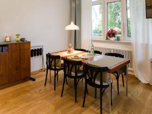 a dining room table and chairs in a room at Apartment Am Apfelbaum in Reutlingen