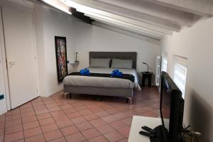 a bedroom with a bed with blue bows on it at A Casa di Paola in Sirmione