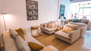 a living room with couches and chairs and a table at Coliving moderno com lindo jardim in Porto