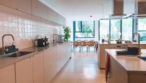 Η κουζίνα ή μικρή κουζίνα στο Coliving moderno com lindo jardim