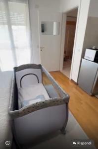 a hospital bed in a room with a kitchen at SanRaffaele 117 - Ospedale & Metro Milano - Intero Appartamento in Vimodrone