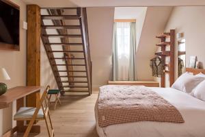 Ένα ή περισσότερα κρεβάτια σε δωμάτιο στο ALFRED HOTELS Beaune La Madeleine +20 φωτογραφίες