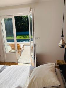 Giường trong phòng chung tại Évasion à 2h de Paris avec piscine chauffée privée