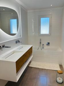 Phòng tắm tại Évasion à 2h de Paris avec piscine chauffée privée +1 ảnh