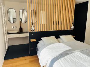 Giường trong phòng chung tại Évasion à 2h de Paris avec piscine chauffée privée